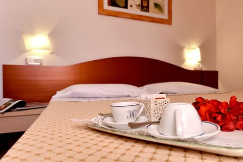 Comfort Double Room, Pool View | Minibar, in-room safe, desk, laptop workspace