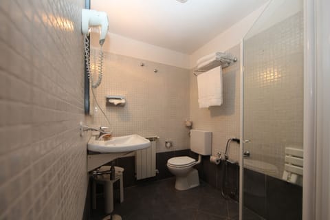 Economy Double Room, Accessible | Bathroom | Free toiletries, hair dryer, bidet, towels