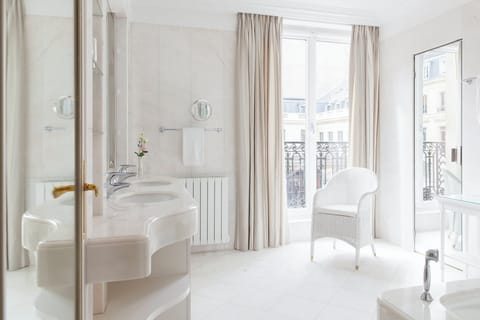 Presidential Suite | Bathroom | Separate tub and shower, rainfall showerhead, designer toiletries
