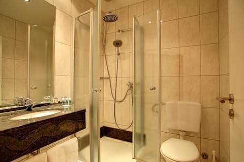 Triple Room | Bathroom | Shower, free toiletries, hair dryer, towels