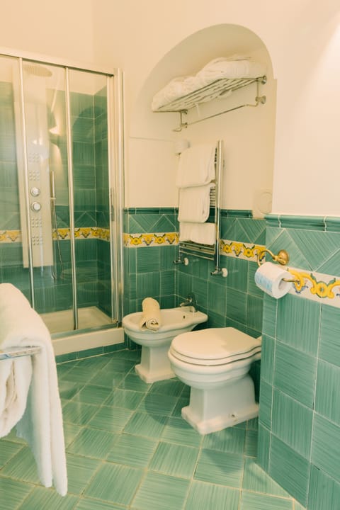 Deluxe Double or Twin Room | Bathroom | Free toiletries, hair dryer, slippers, bidet