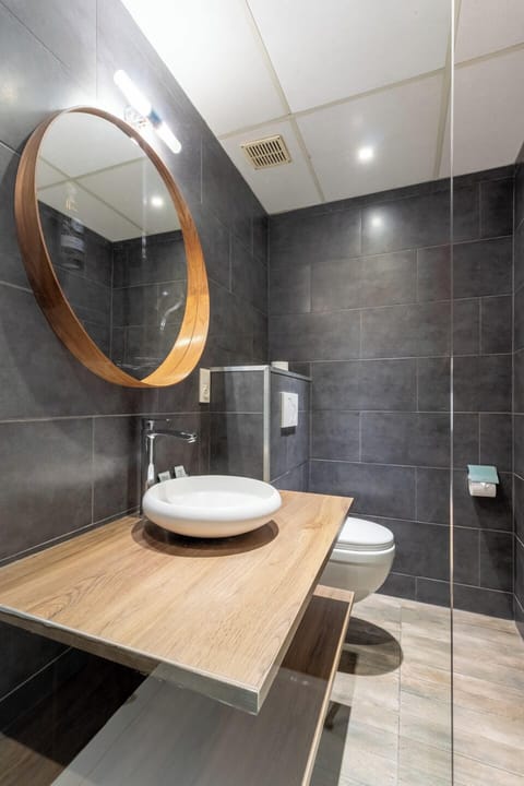 Double Room | Bathroom | Hair dryer, towels, soap, shampoo