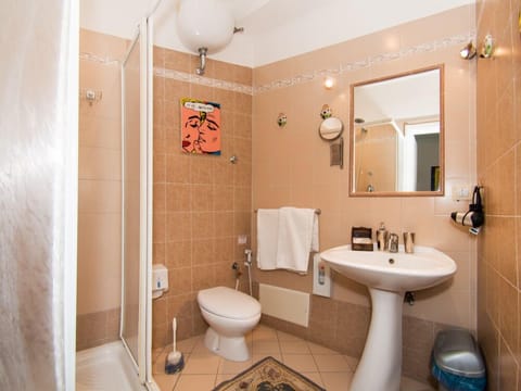 Junior Single Room, 1 Bedroom, Private Bathroom, Garden View | Bathroom | Shower, rainfall showerhead, eco-friendly toiletries, bidet