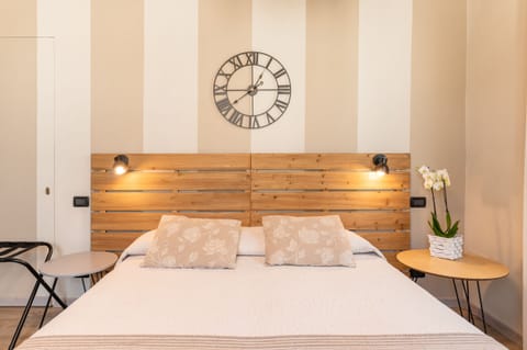 Triple Room | Minibar, desk, iron/ironing board, free cribs/infant beds