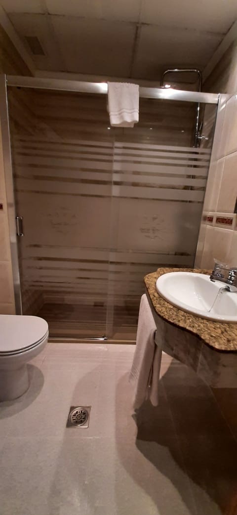 Double Room | Bathroom | Combined shower/tub, free toiletries, hair dryer, bidet