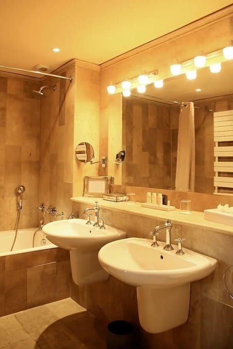 Junior Double Room | Bathroom sink