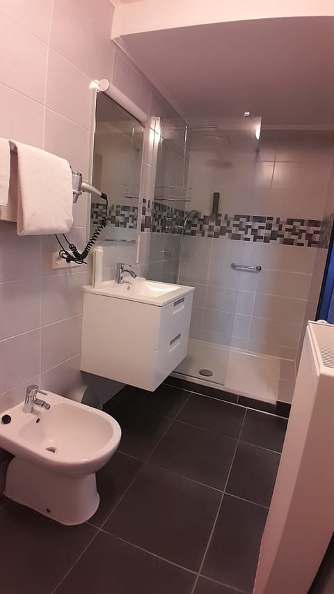 Standard Quadruple Room, Multiple Beds, Non Smoking | Bathroom | Free toiletries, hair dryer, towels, soap