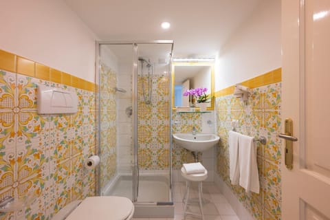 Comfort Double or Twin Room | Bathroom | Shower, free toiletries, hair dryer, bidet