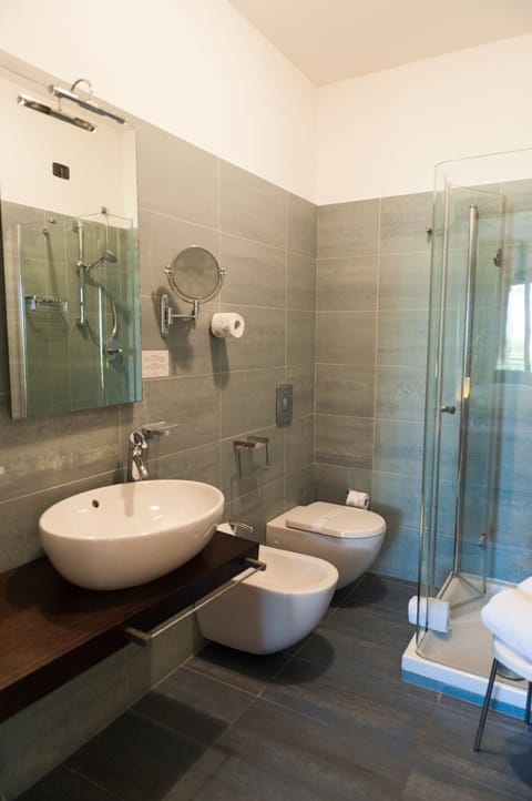 Comfort Double or Twin Room, Terrace | Bathroom | Shower, rainfall showerhead, free toiletries, hair dryer