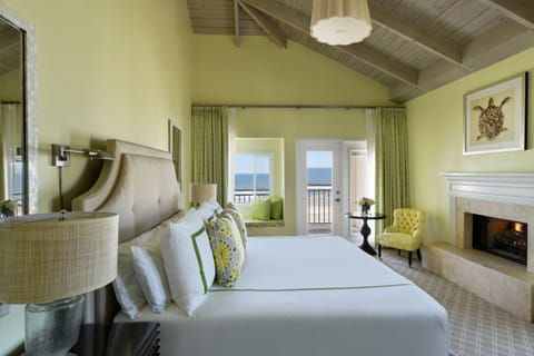 Room, 1 King Bed, Oceanfront (Preferred) | Premium bedding, minibar, in-room safe, desk