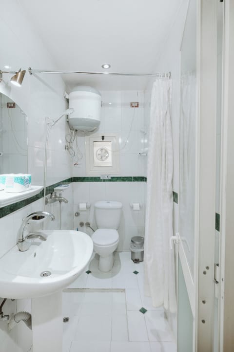 Traditional Single Room | Bathroom | Separate tub and shower, hair dryer, bathrobes, bidet