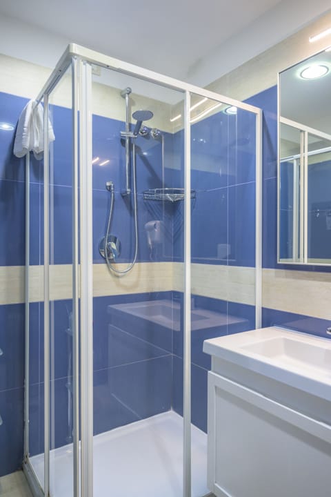 Double Room, Sea View | Bathroom | Shower, free toiletries, hair dryer, bidet