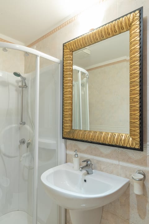 Superior Double Room | Bathroom | Shower, towels