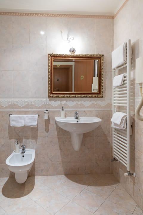 Superior Double Room, Private Bathroom (In Corridoio) | Bathroom | Shower, towels