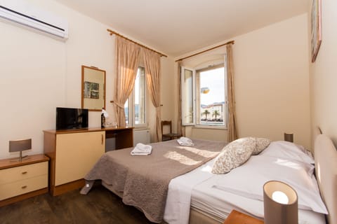 Triple Room, Private Bathroom, Sea View | 1 bedroom, desk, free cribs/infant beds, WiFi