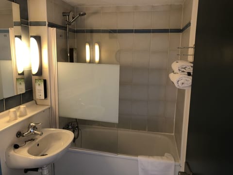 Standard Room, 2 Twin Beds | Bathroom | Shower, eco-friendly toiletries, hair dryer, towels