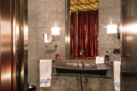 Honeymoon Suite | Bathroom | Free toiletries, hair dryer, towels, shampoo