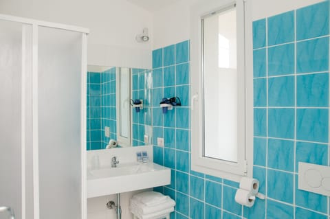 Double Room | Bathroom | Shower, free toiletries, hair dryer, bidet