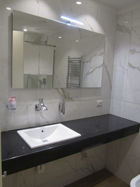 Superior Double Room | Bathroom | Shower, free toiletries, hair dryer, bidet