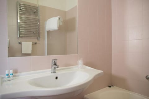 Combined shower/tub, free toiletries, hair dryer, bidet