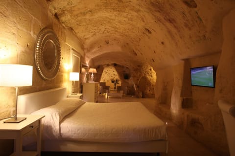 Deluxe Suite (Grotta) | Minibar, in-room safe, desk, soundproofing