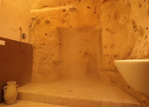 Deluxe Suite (Grotta) | Bathroom shower