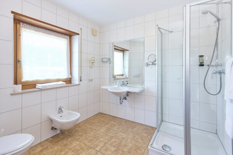 Quadruple Room | Bathroom | Shower, free toiletries, hair dryer, towels