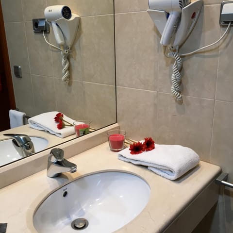 Combined shower/tub, hair dryer, towels