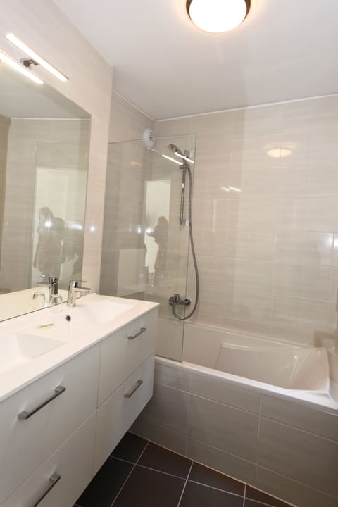 Superior Triple Room | Bathroom | Combined shower/tub, free toiletries, hair dryer, towels