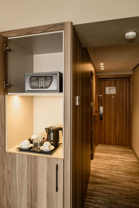 Triple Room | Minibar, in-room safe, desk, laptop workspace