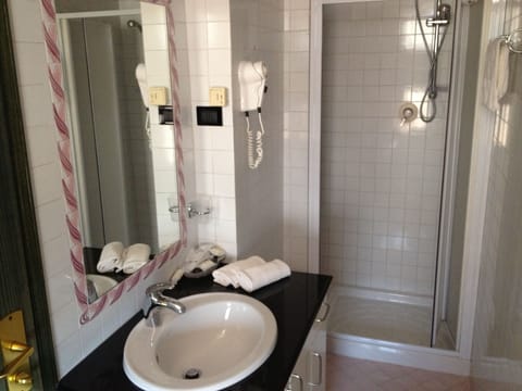 Shower, rainfall showerhead, free toiletries, hair dryer