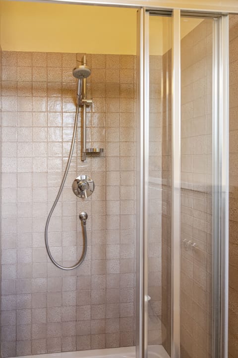 Superior Double Room | Bathroom | Shower, free toiletries, hair dryer, bidet