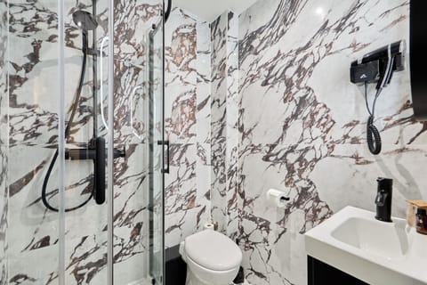 Single Room | Bathroom | Free toiletries, hair dryer, towels