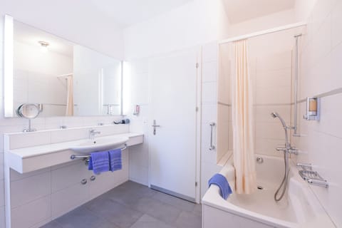Junior Suite, Balcony | Bathroom | Deep soaking tub, hair dryer, towels