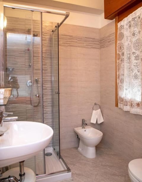 Shower, bidet, towels