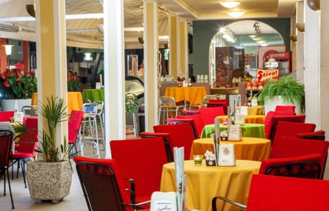 Lunch and dinner served, seafood