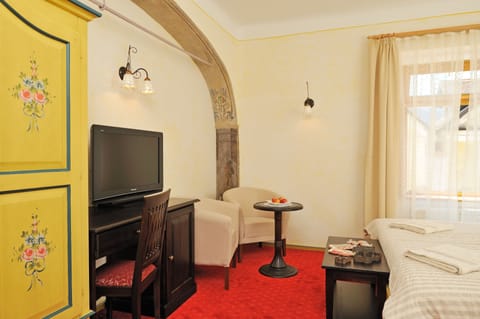 Classic Double Room | Minibar, individually decorated, individually furnished