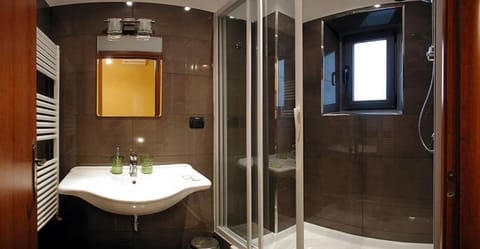Double Room | Bathroom | Rainfall showerhead, free toiletries, hair dryer, bidet