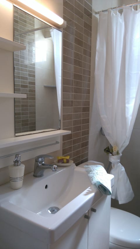 Standard Studio | Bathroom | Shower, free toiletries, hair dryer, towels