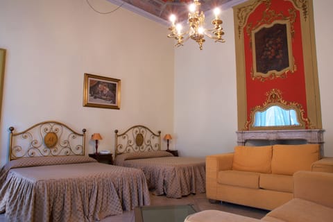 Deluxe Suite | Minibar, in-room safe, desk, laptop workspace