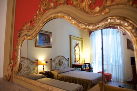 Deluxe Suite | Minibar, in-room safe, desk, laptop workspace