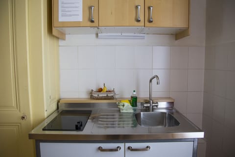 Studio, Shared Bathroom (1) | Private kitchenette | Fridge, electric kettle