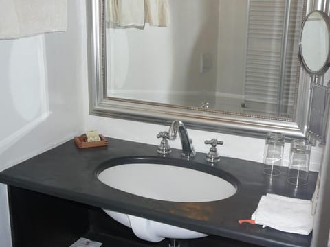 Shower, free toiletries, hair dryer, bidet