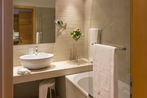 Combined shower/tub, hair dryer, bidet, towels