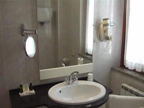 Superior Quadruple Room | Bathroom | Shower, free toiletries, hair dryer, bidet