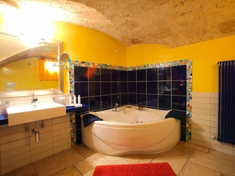 Senior Suite (Baia delle Zagare) | Bathroom | Hydromassage showerhead, designer toiletries, hair dryer, bathrobes