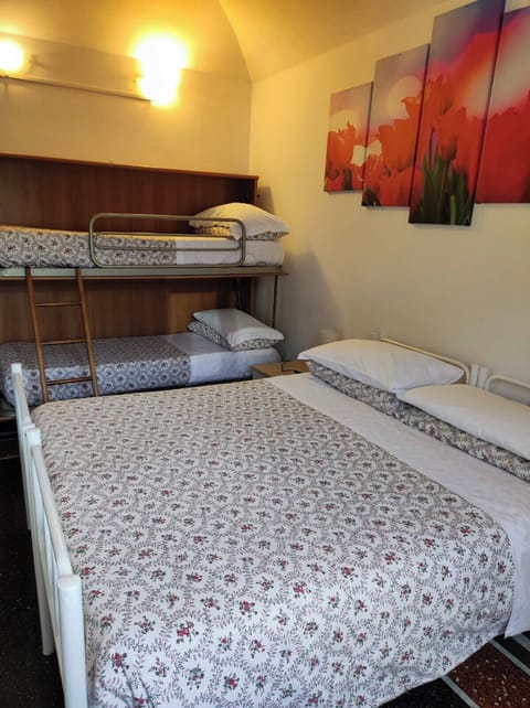 Basic Quadruple Room | Desk, free WiFi, bed sheets