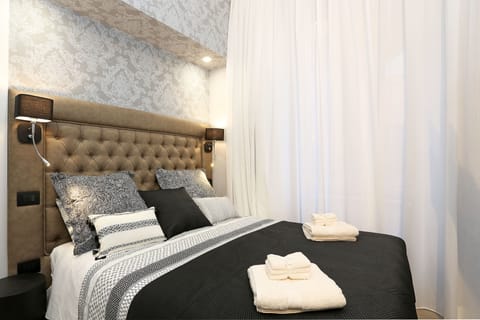 1 bedroom, premium bedding, in-room safe, desk