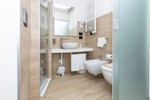 Basic Double Room | Bathroom | Hair dryer, bidet, towels, soap