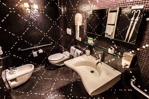 Junior Suite, Garden Area (Deluxe - private Garden) | Bathroom | Shower, free toiletries, hair dryer, bidet